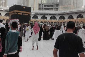 Müslümanlar tavaflarını yağmur altında yaptı