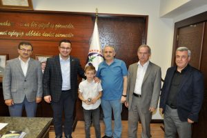 Bursa Mustafakemalpaşa Belediye Başkanı Kanar'dan küçük matematikçiye ödül