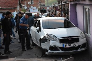 Polislere çarparak yaralayan sürücü vurularak durduruldu