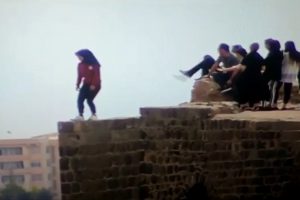 Surlardan intihara kalkışan genç kızı polis son anda kurtardı