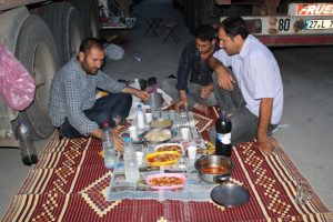 Sınırda bekleyen şoförlerin iftar telaşı