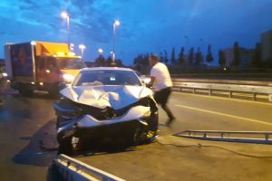 İranlı sürücü yarım saat arayla ikinci kazayı yaptı: 2 yaralı