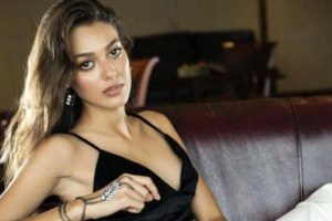 Dilan Çiçek Deniz'in süpürgeli fotoğrafı