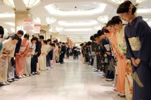 Japon siyasetçilerden isimlerimizi geleneksel sırayla yazıp söyleyin çağrısı