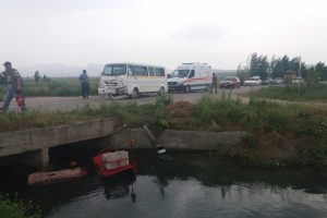 Öğrenci taşıyan minibüsün çarptığı traktör kanala düştü: 13 yaralı
