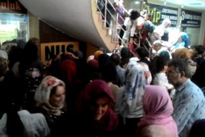 Nusaybin'de giysi dağıtımında izdiham
