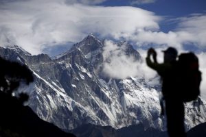 Everest tırmanışında insan trafiği can aldı