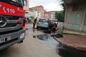 Bursa İnegöl'de park halindeki otomobil alev aldı