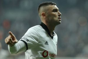 Burak Yılmaz ayrılığı sosyal medyadan açıkladı: Teşekkürler