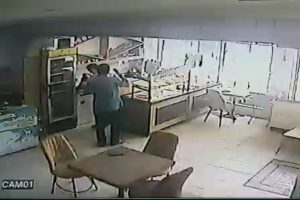 Bursa'da baklavacıdan para çalan hırsız güvenlik kamerasına yakalandı