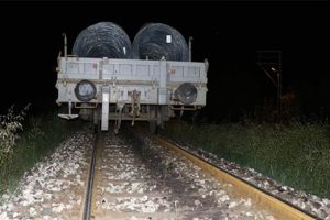 Tren çarpan yaşlı adam can verdi!