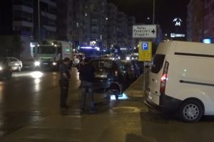 İzmir'de baba ve oğul silahla yaralandı