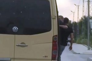 Minibüsü tıka basa doldurup trafikte tehlike saçtı