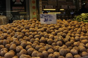 Bursa'da pazarda tezgahlar cevizle doldu taştı