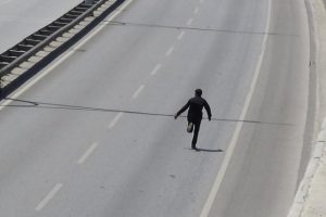 Kurtarıldı, koşarak kaçtı!