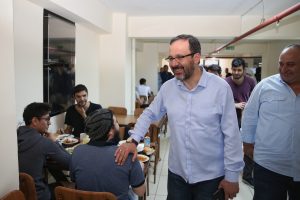 Bakan Kasapoğlu, iftarını KYK yurdunda açtı