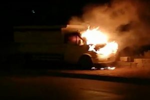 Erzincan'da kamyonet cayır cayır yandı