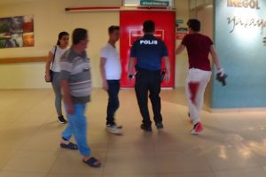Bursa'da motosiklete ara gazı vermedi diye arkadaşını bıçakladı