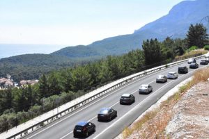 Tatilciler uzun araç kuyrukları oluşturdu! Yol ulaşıma kapatıldı