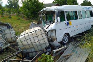 Bursa'da minibüs, su depolarına çarptı: 4 yaralı