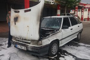Seyir halindeki otomobil alev aldı