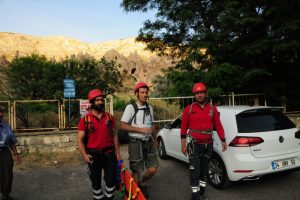 Fransız turist kayalıklarda mahsur kaldı