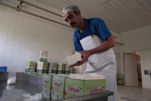 Bursa'da katkı maddesi katılmadan üretilen peynirin müşterisi çok