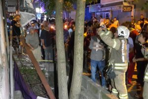 İstanbul'da balkon çöktü! Yaralılar var...