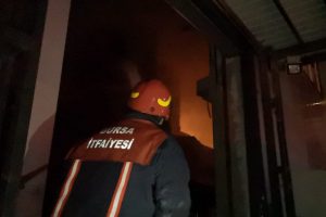 Bursa'da, cam şişe deposunda yangın