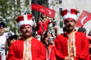 New York'ta her yer kırmızı beyaza büründü