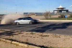 Trafikteki lüks araçların tehlikeli drift şovu