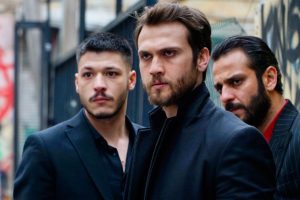 Aras Bulut İynemli'nin havuz pozuna beğeni yağdı!
