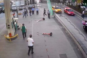 Laf atma kavgası anbean kamerada!