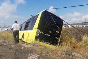 Arnavutköy'de belediye otobüsü tarlaya uçtu: 2 yaralı