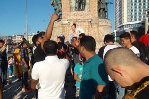Görenler fotoğraf çektirmek için sıraya girdi