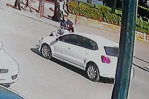 Otomobilin anne ve kızına çarpma anı kamerada
