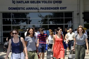 Bayram tatilinde Antalya'ya ziyaretçi akını