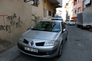 Kaçırılmak istenen kişi hareket halindeki araçtan atladı