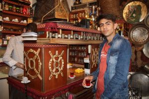 Bu çay evinde her müşterinin kendine özel bardağı var
