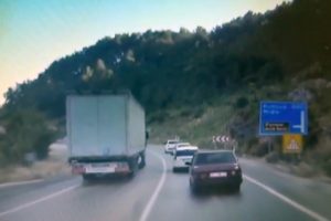 Trafikte makas atan TIR'ın görüntüsü kamerada