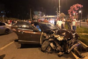 Kazada ölümden dönen sürücü, otomobili bırakıp kaçtı
