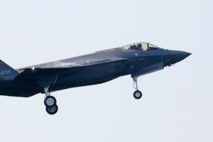 Japonya'dan düşen F-35 uçağına ilişkin açıklama: Pilotun başı döndü