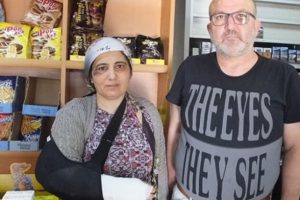 Bakkal ve eşine biri polis 2 kişiden dayak!