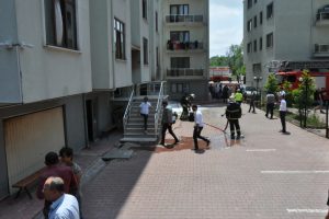 Apartmanda yangın! Aileler tahliye edildi