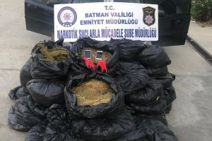 Dur ihtarına uymayan araçtan 239 kilogram uyuşturucu çıktı