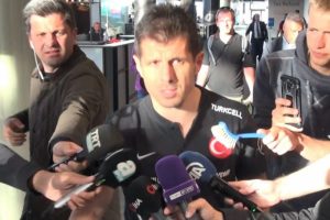 Belözoğlu'na tuvalet fırçası tutan kişinin kimliğinin belirlendiği iddia edildi