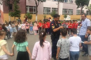 Jandarma'dan öğrencilere ''Sürücü Seyahat Karnesi'' dağıttı