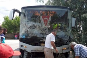 Belediye otobüsü ile minibüs çarpıştı: 13 yaralı