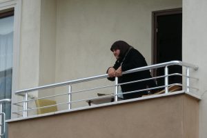 Anahtar kapıda unutulunca evde mahsur kaldı