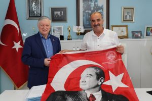 Bursa Mudanya Belediye Başkanı Türkyılmaz santranç ustası ile tavla oynadı